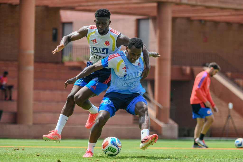 Selección Colombia afina su juego con duelos tácticos intensos