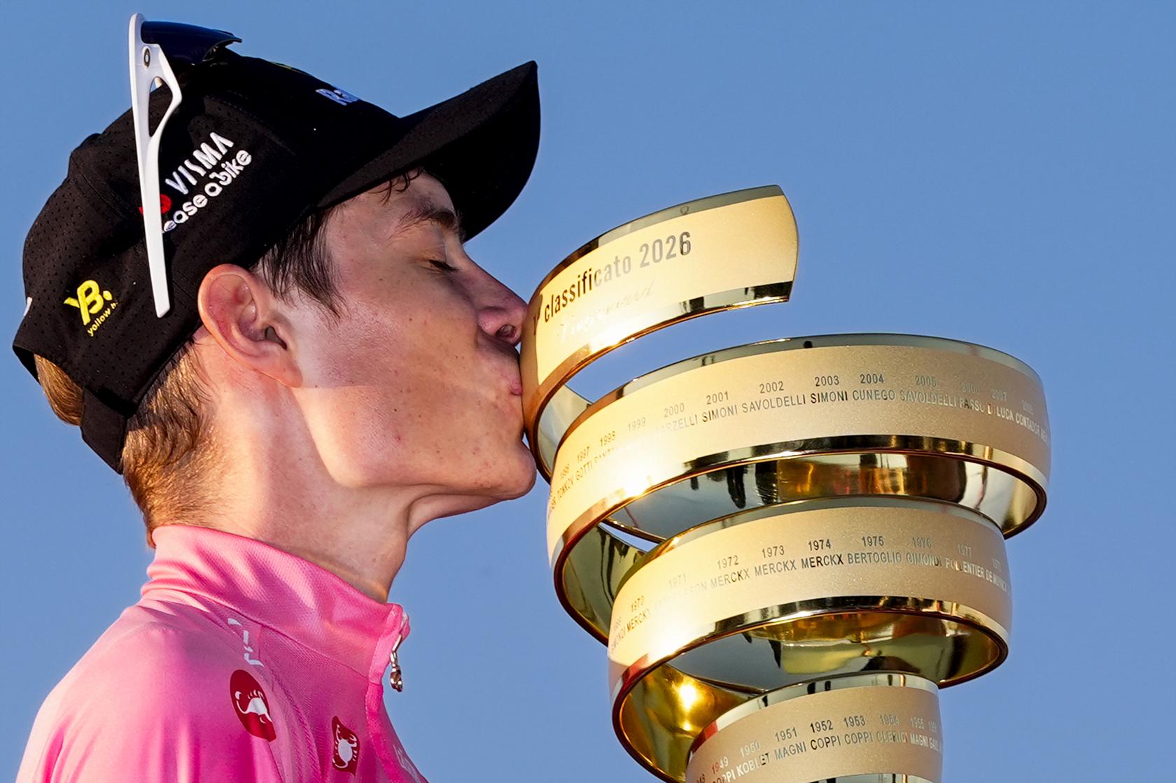 Vingegaard corona su leyenda en el Giro 2026