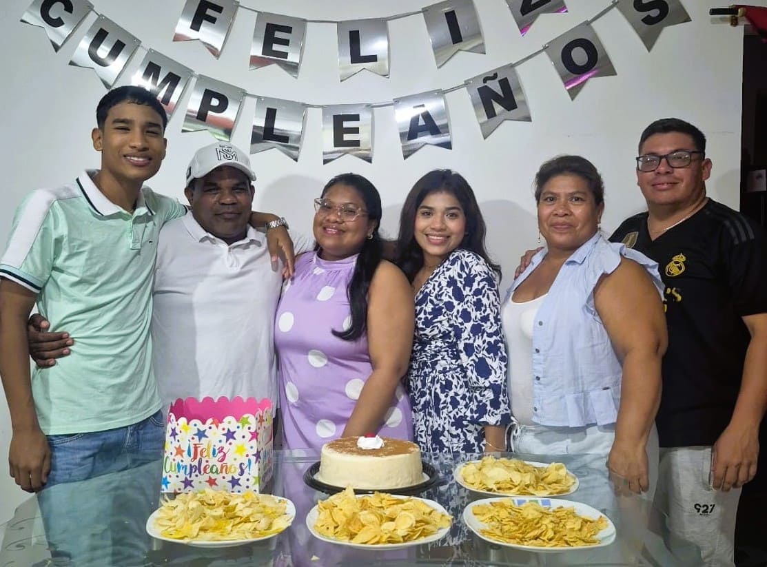 Mauricio-Pastrana-y-su-familia-en-casa Mauricio Pastrana: Cuatro reinados sin pan | Capítulo III