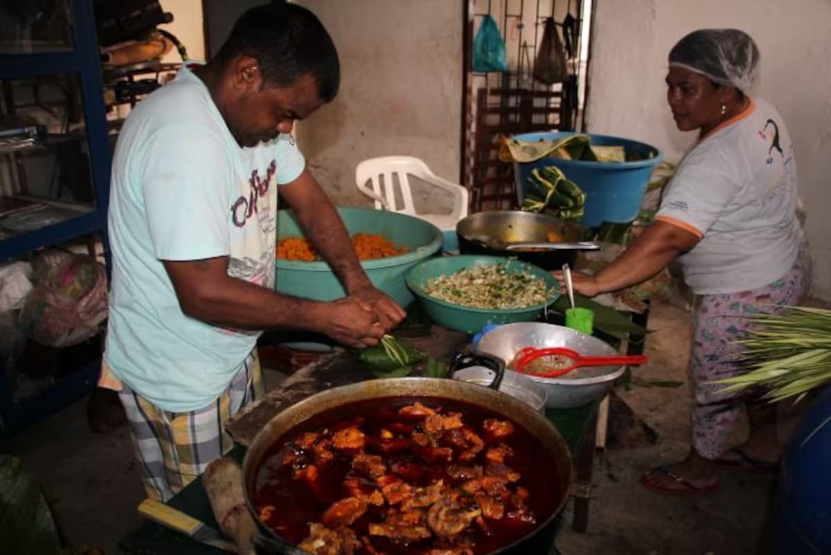 Mauricio-y-su-negocio-de-pasteles-de-arroz-1 Mauricio Pastrana: Cuatro reinados sin pan | Capítulo III