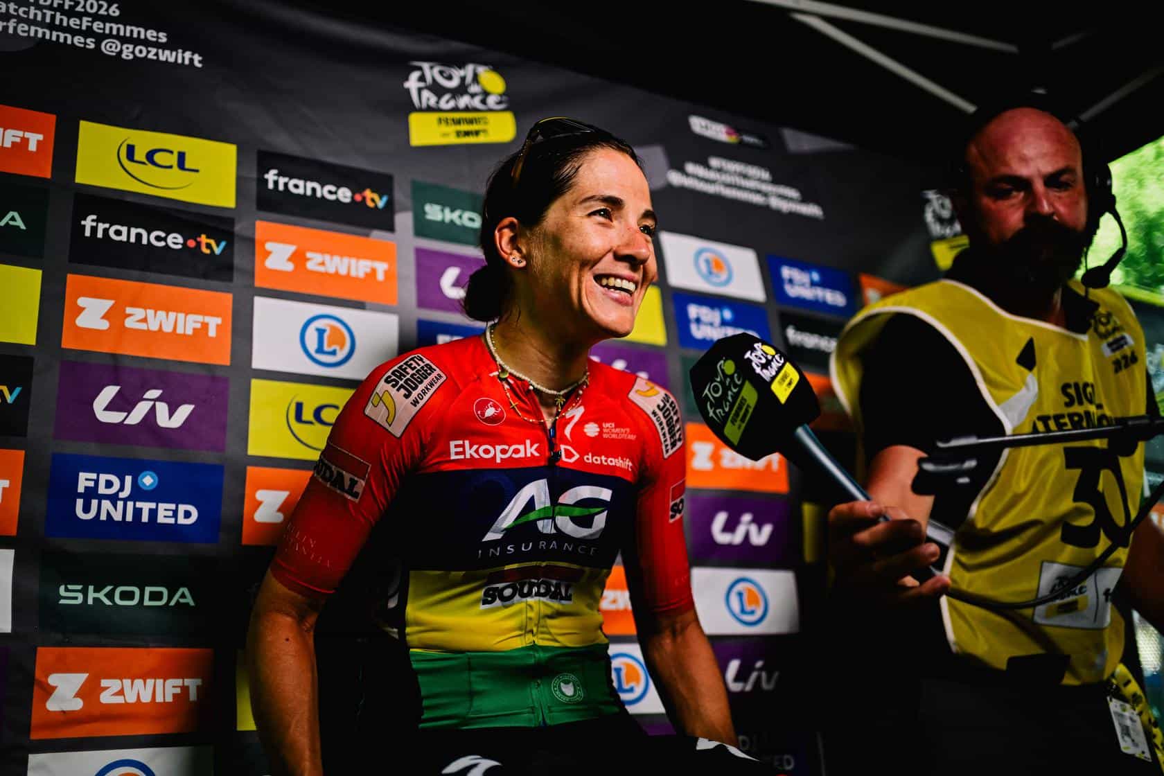 Kim Le Court es entrevistada y sonríe tras cruza la meta como ganadora de la sexta etapa del Tour de Francia.