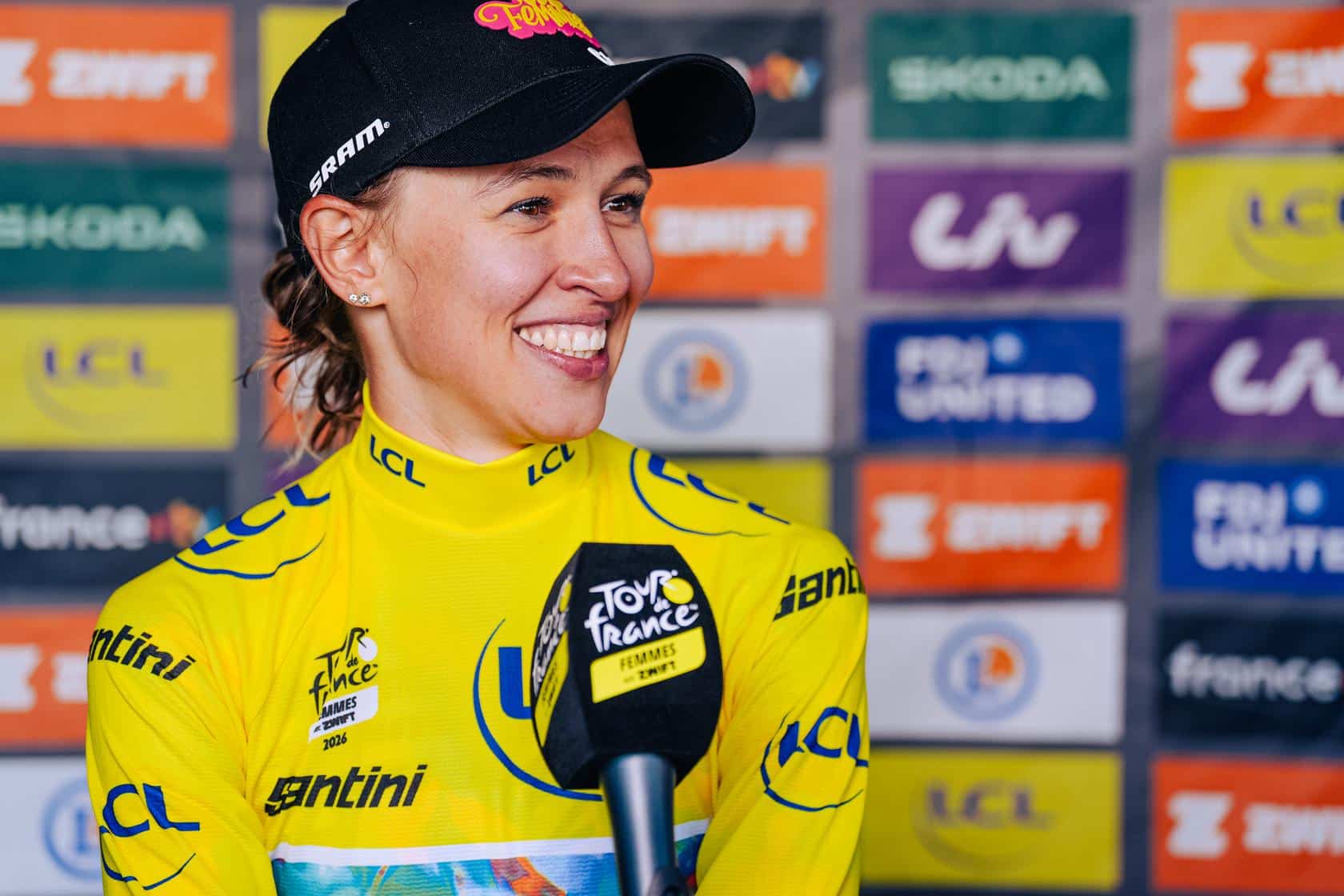 Niewiadoma-Phinney sonrié con la camiseta de líder del Tour de Francia Femenino 2026.