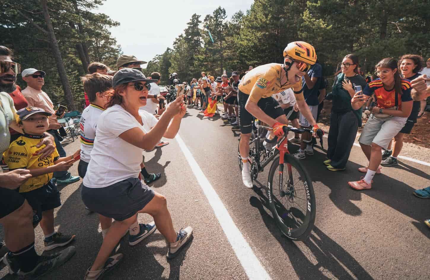 Andreas Leknessund entre la multitud en la Vuelta