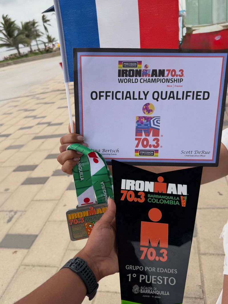 Camila Ardila muestra el diploma y la medalla de campeona obtenidos tras ganar su categoría en el Ironman 70.3 de Barranquilla.