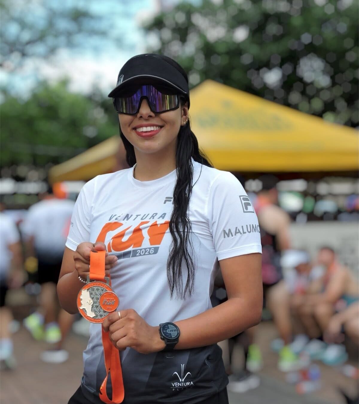 Camila Ardila posa con su medalla de segundo lugar en los 5 kilómetros.