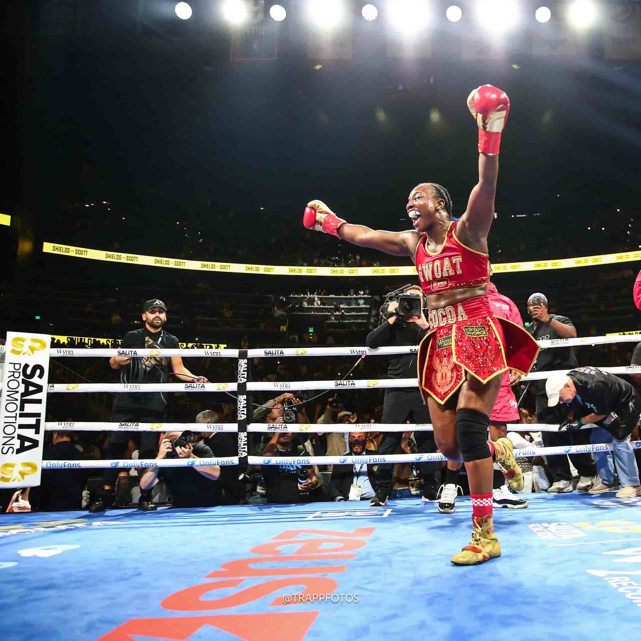 Claressa Shields, tras ganar la pelea alza los brazos feliz