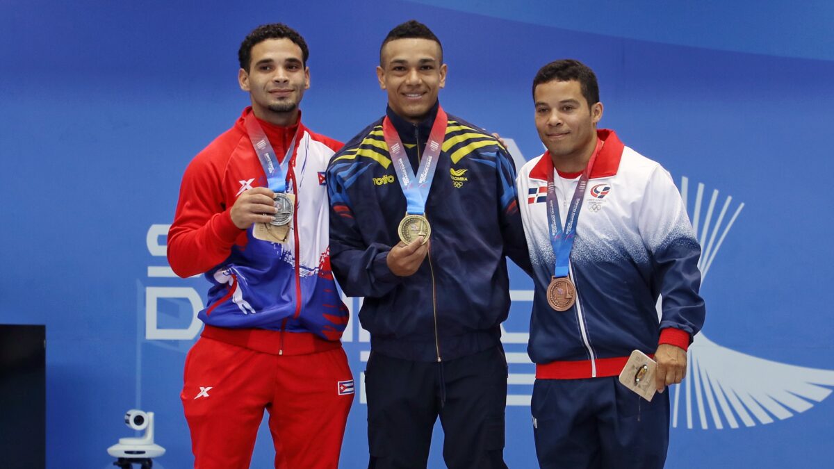 Deportistas celebran en un podio las medallas obtenidas en la jornada.