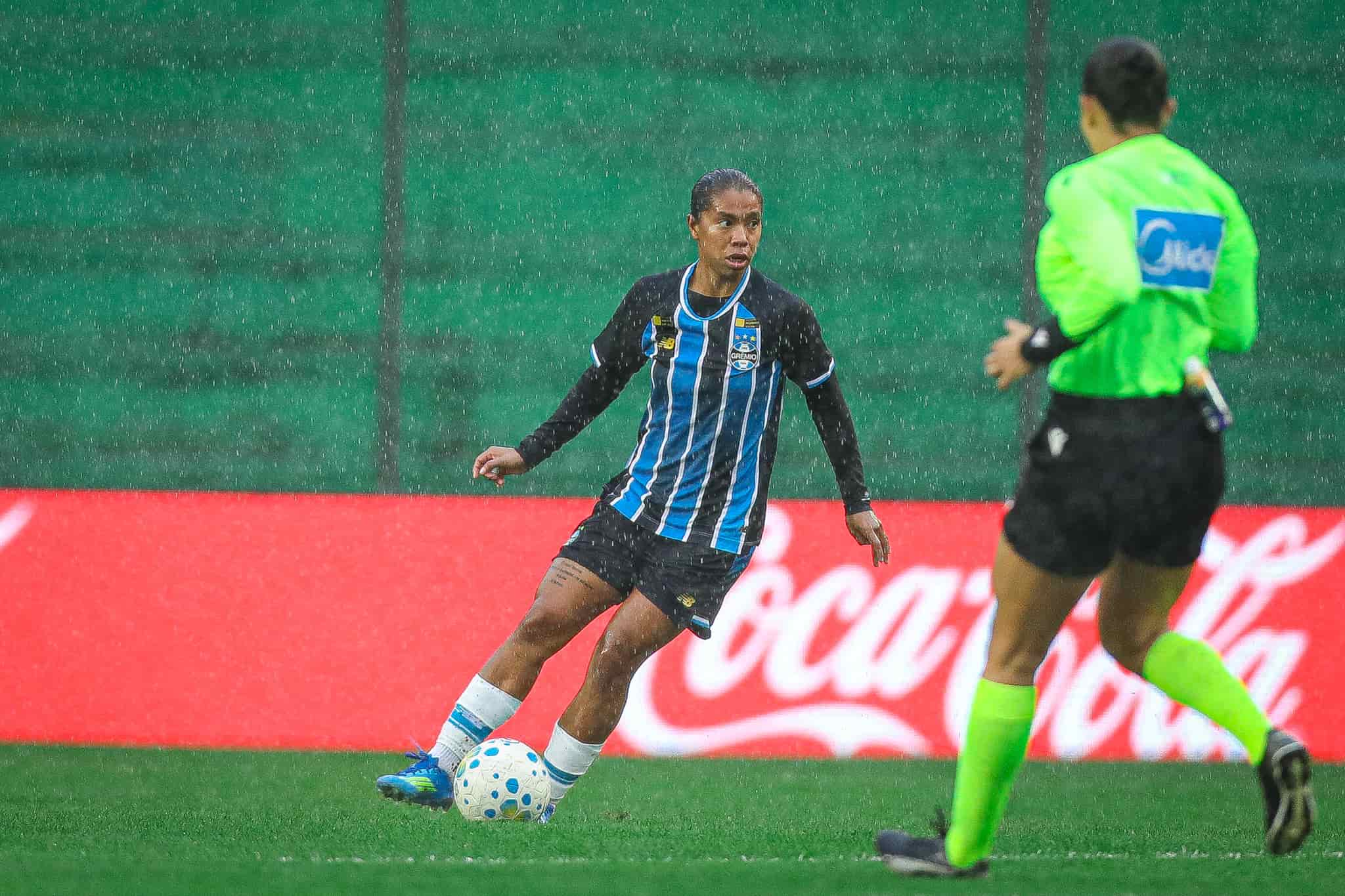 La jugadora colombiana Mónica Ramos, de Gremio, conduce el balón.