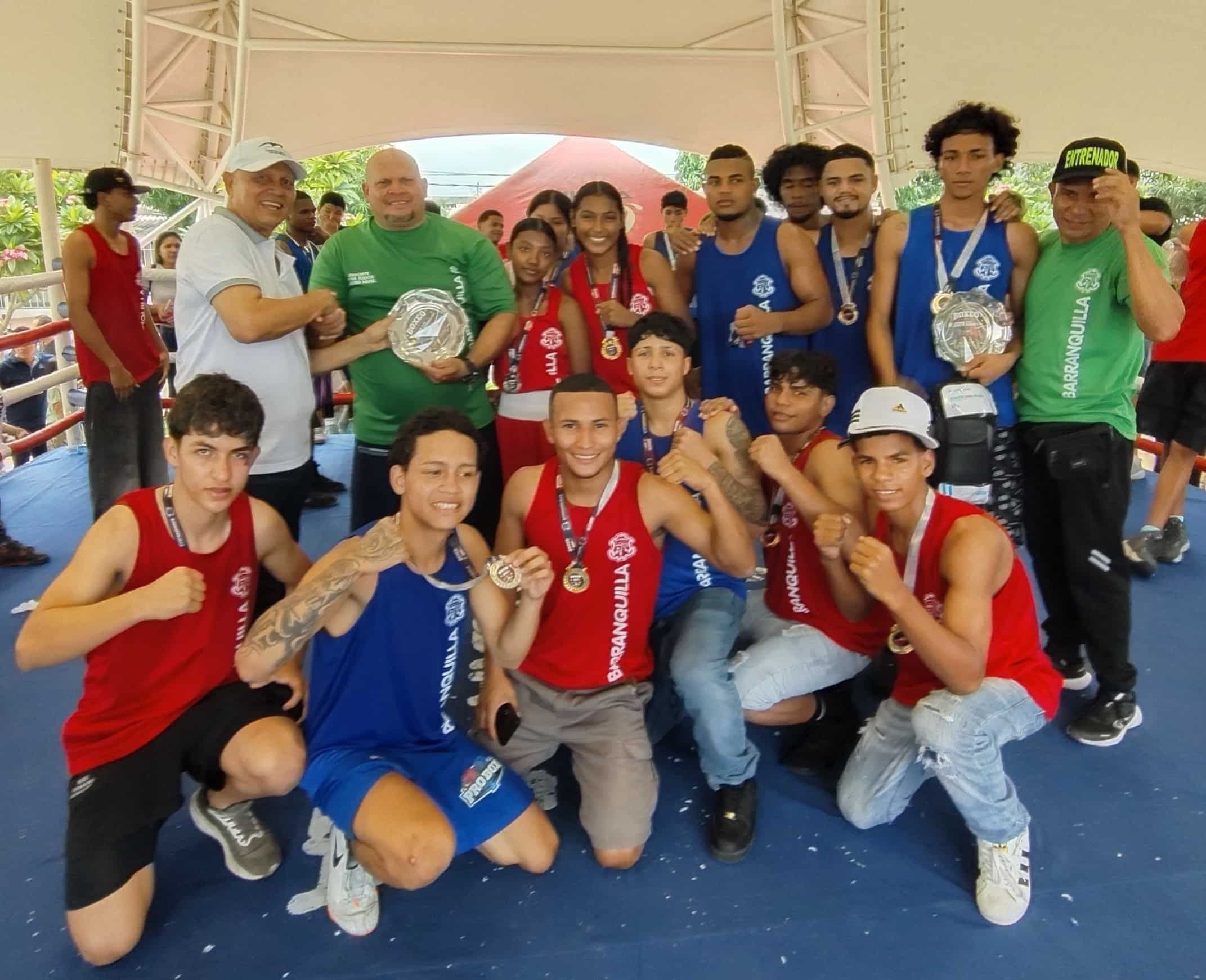 Los integrantes del equipo Ángel Priolo posan con sus medallas.