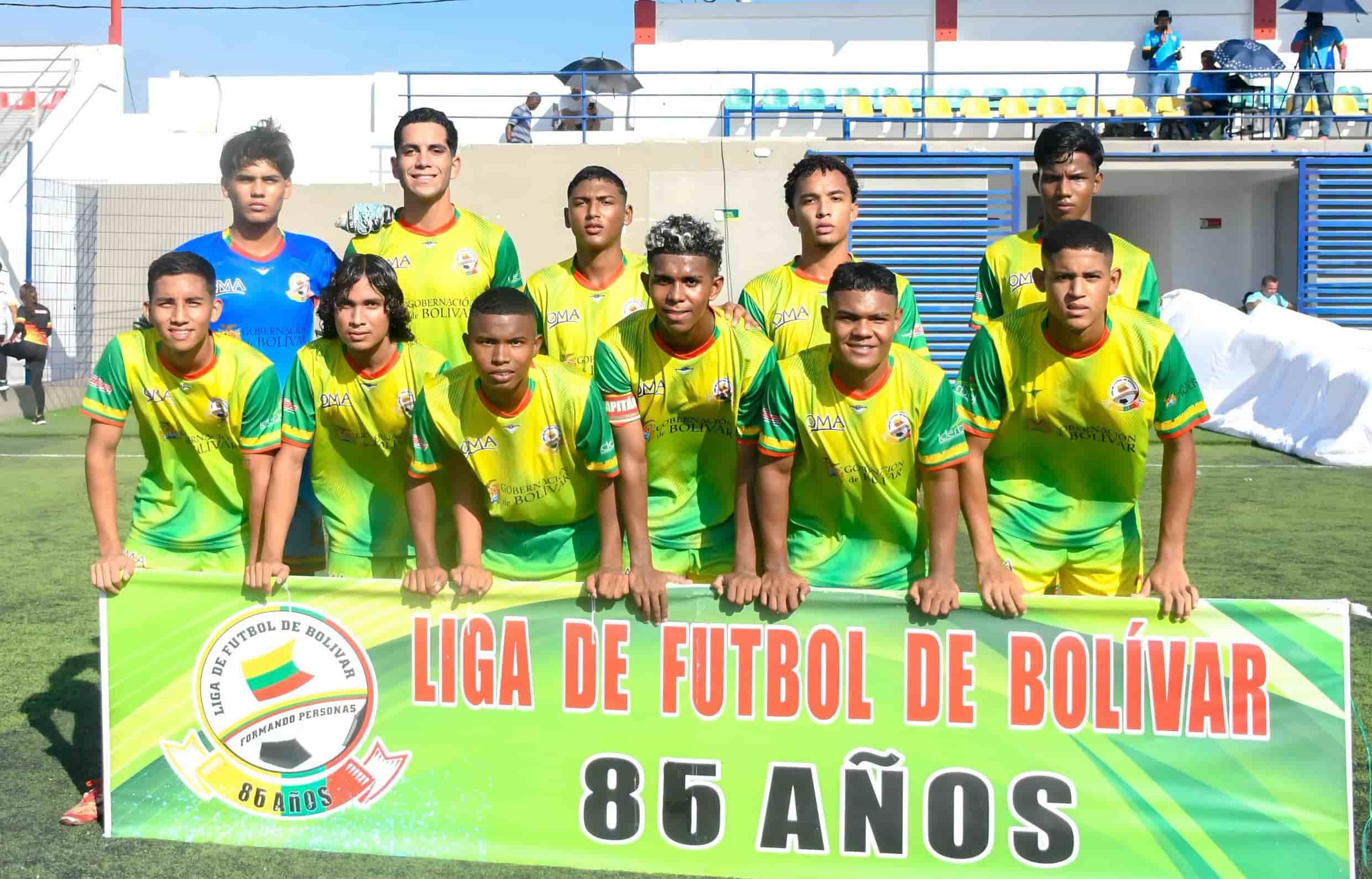 Equipo de Bolívar posa para la foto previo a un partido.