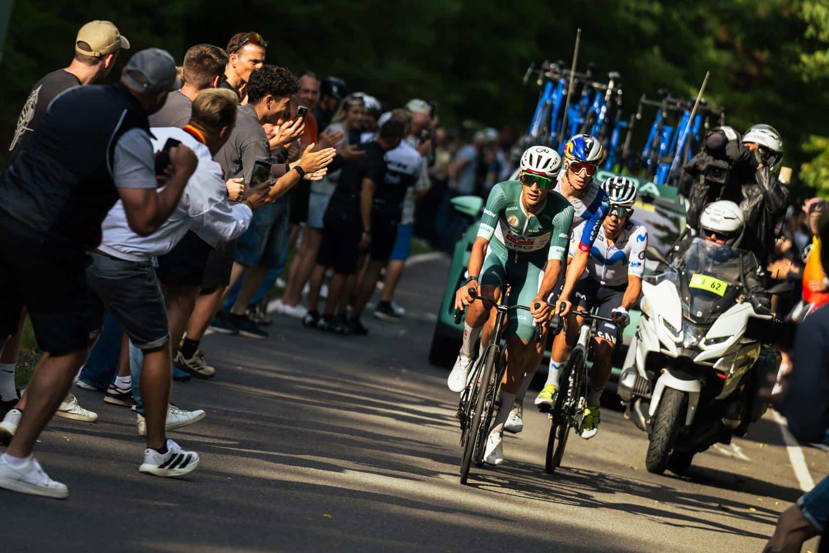 Isaac del Toro, al lado de otros dos corredores en la tercera etapa del Tour de Alemania