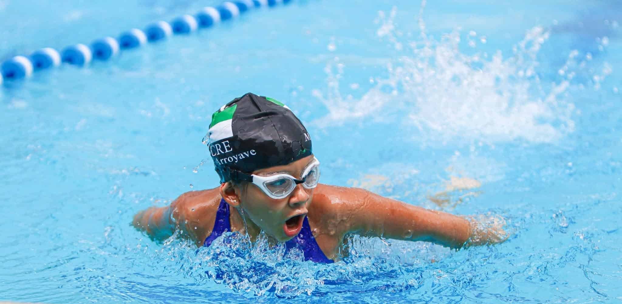 Mariana Arroyave entre el agua.