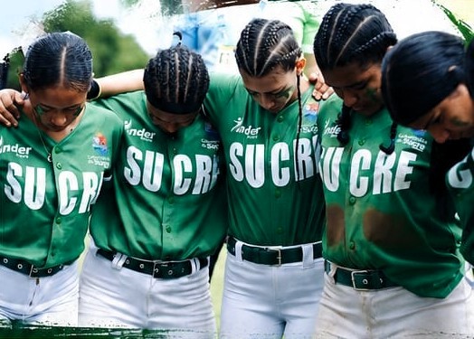Integrantes de la selección femenina de sóftbol de Sucre abrazadas momentos antes de un entrenamiento.