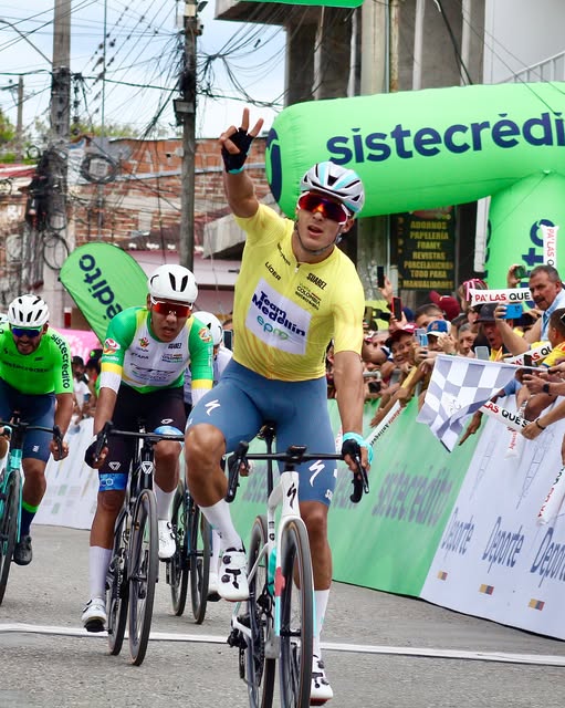 Wilmar Paredes celebra su victoria en Garzón durante la segunda etapa de la Vuelta a Colombia Sistecrédito 2026.