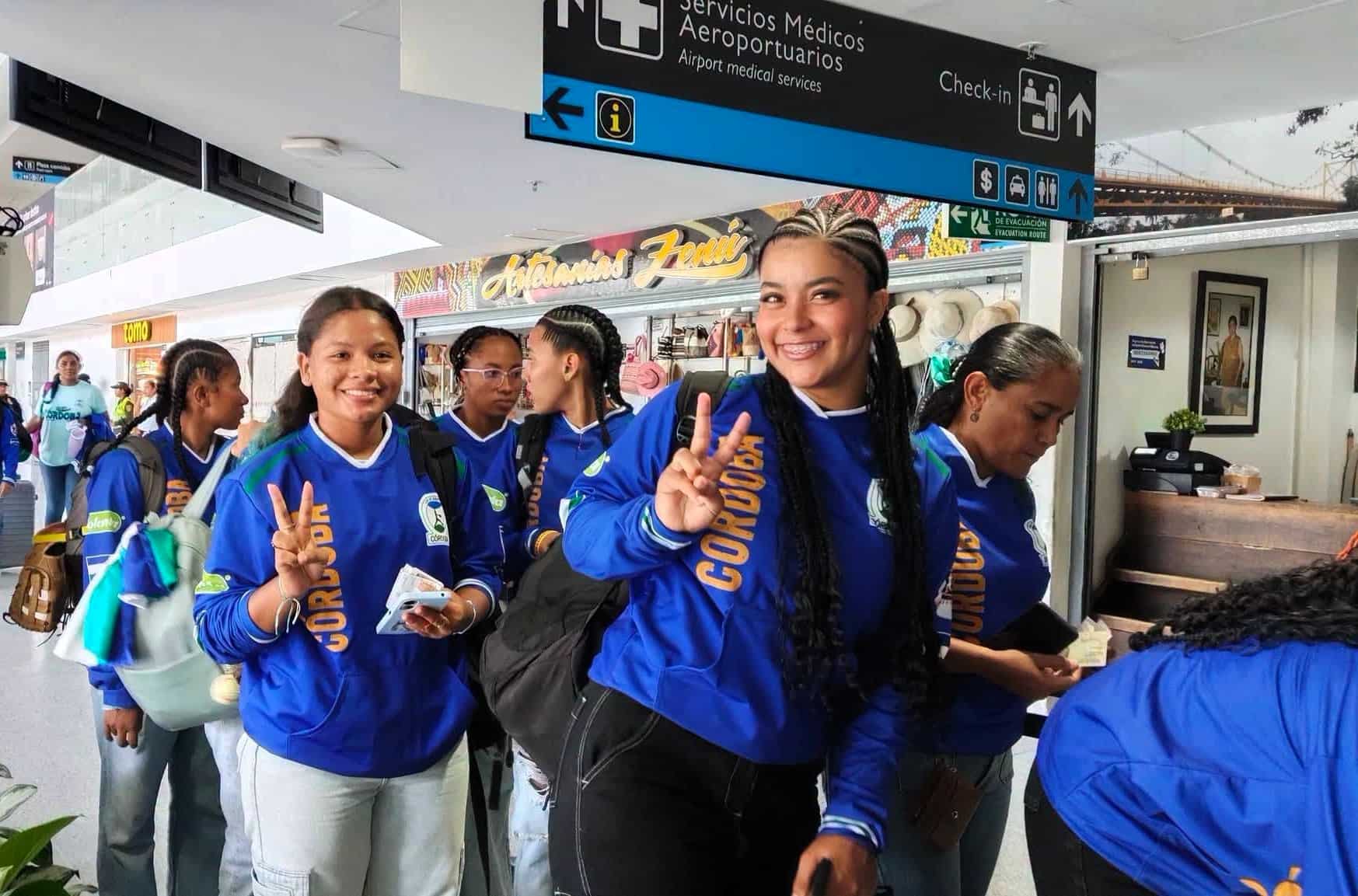 Jugadoras de Córdoba sonríen para la foto.