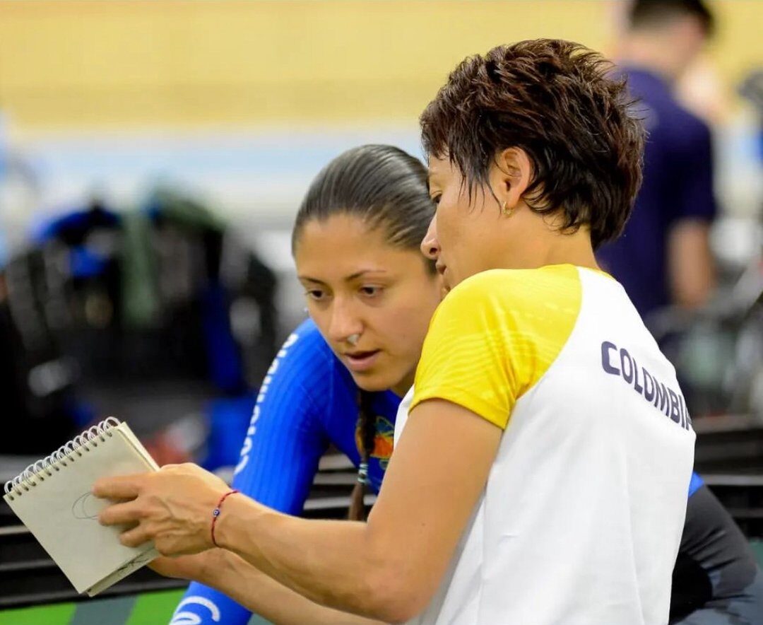 La entrenadora Diana García supervisa los entrenamientos de sus deportistas.