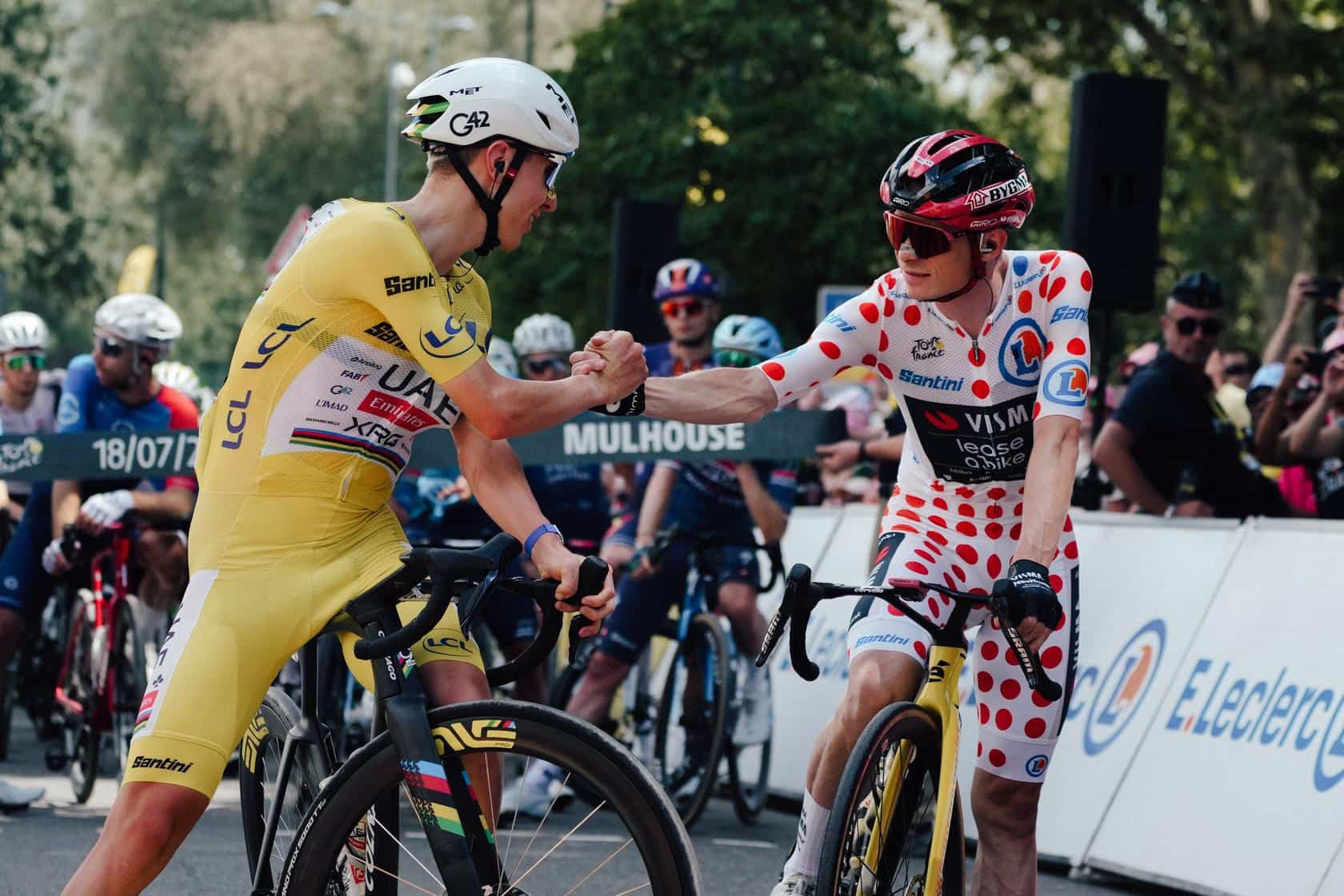 Pogacar y Jonas se saludan en la salida de una etapa del Tour de Francia.