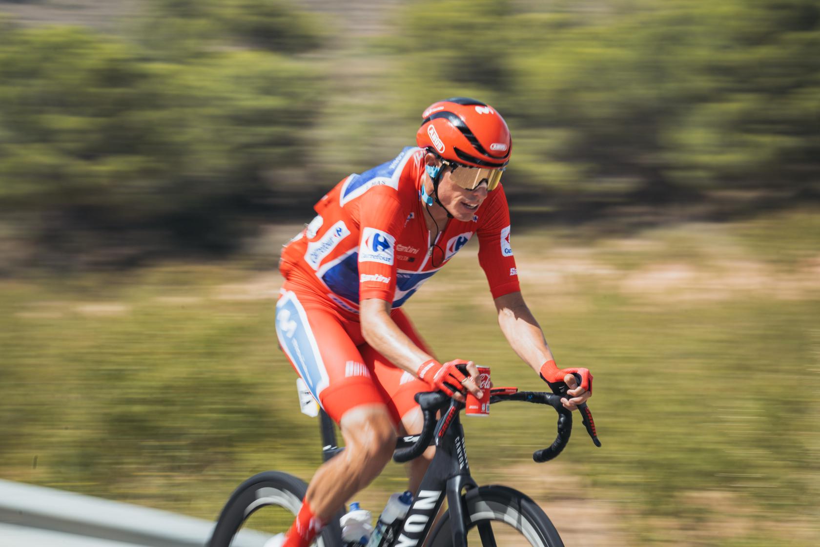 Enric Mas pedalea con el maillot rojo.