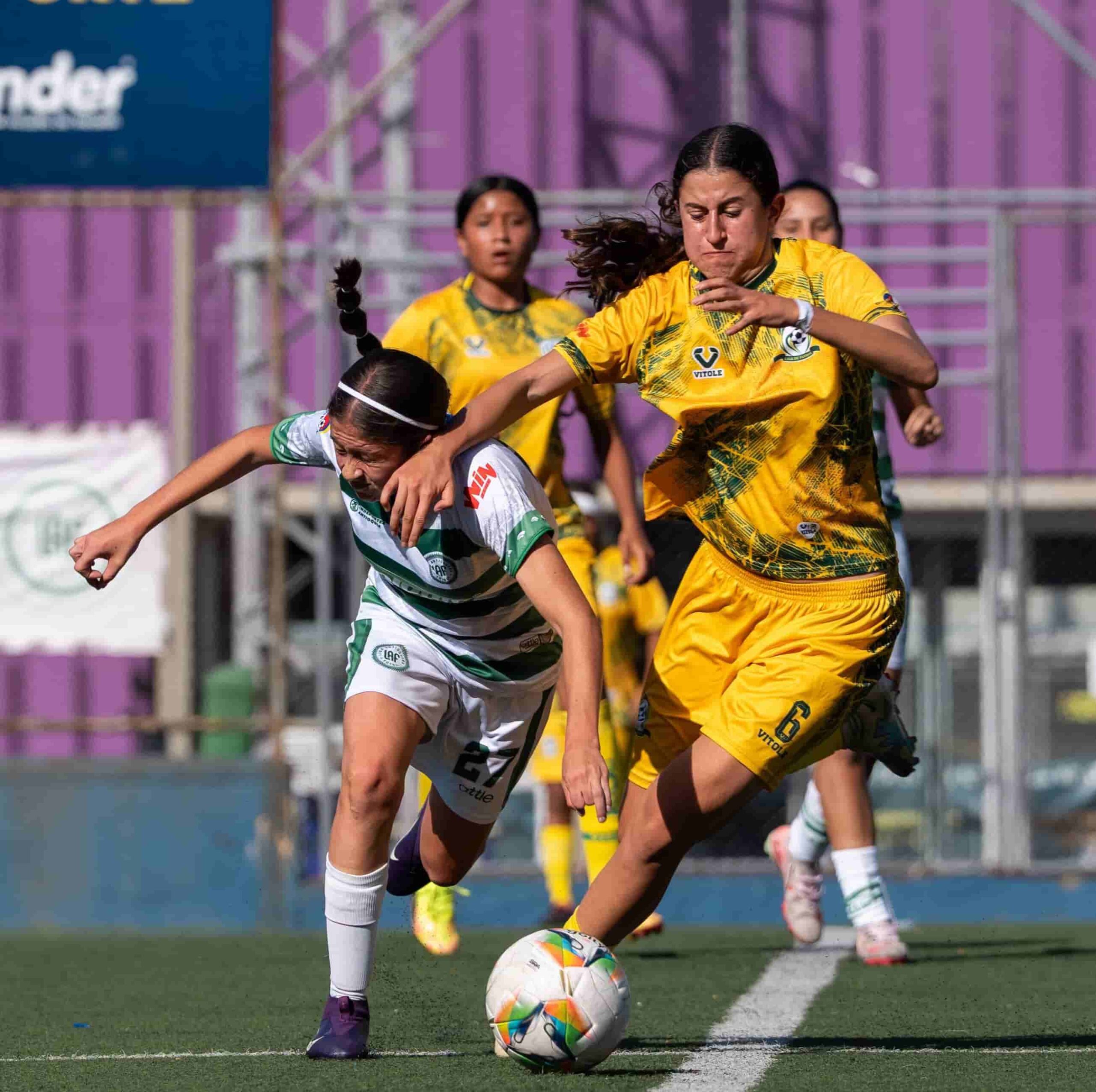 Jugadoras de Antioquia y Cauca disputan el balón.