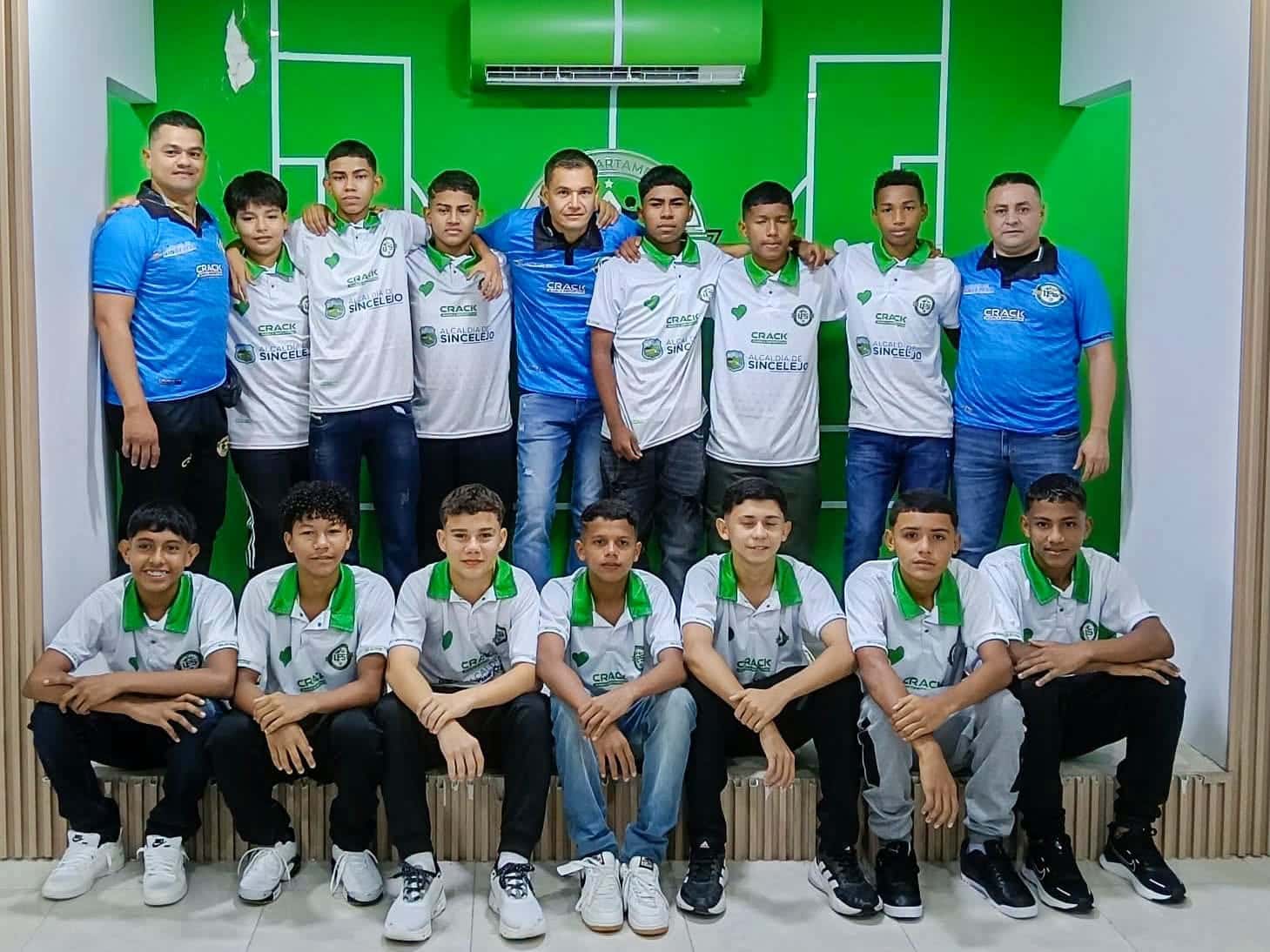 Equipo completo de Sucre y su cuerpo técnico.