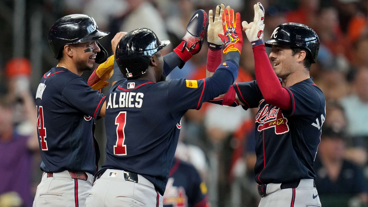 Peloteros de Bravos festejan el triunfo.