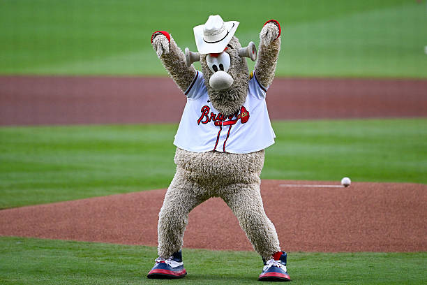 Mascota de los Bravos bailando.