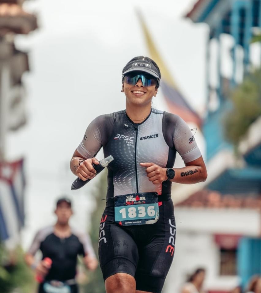 Camila en plena competencia de triatlón en el tramo de atletismo.