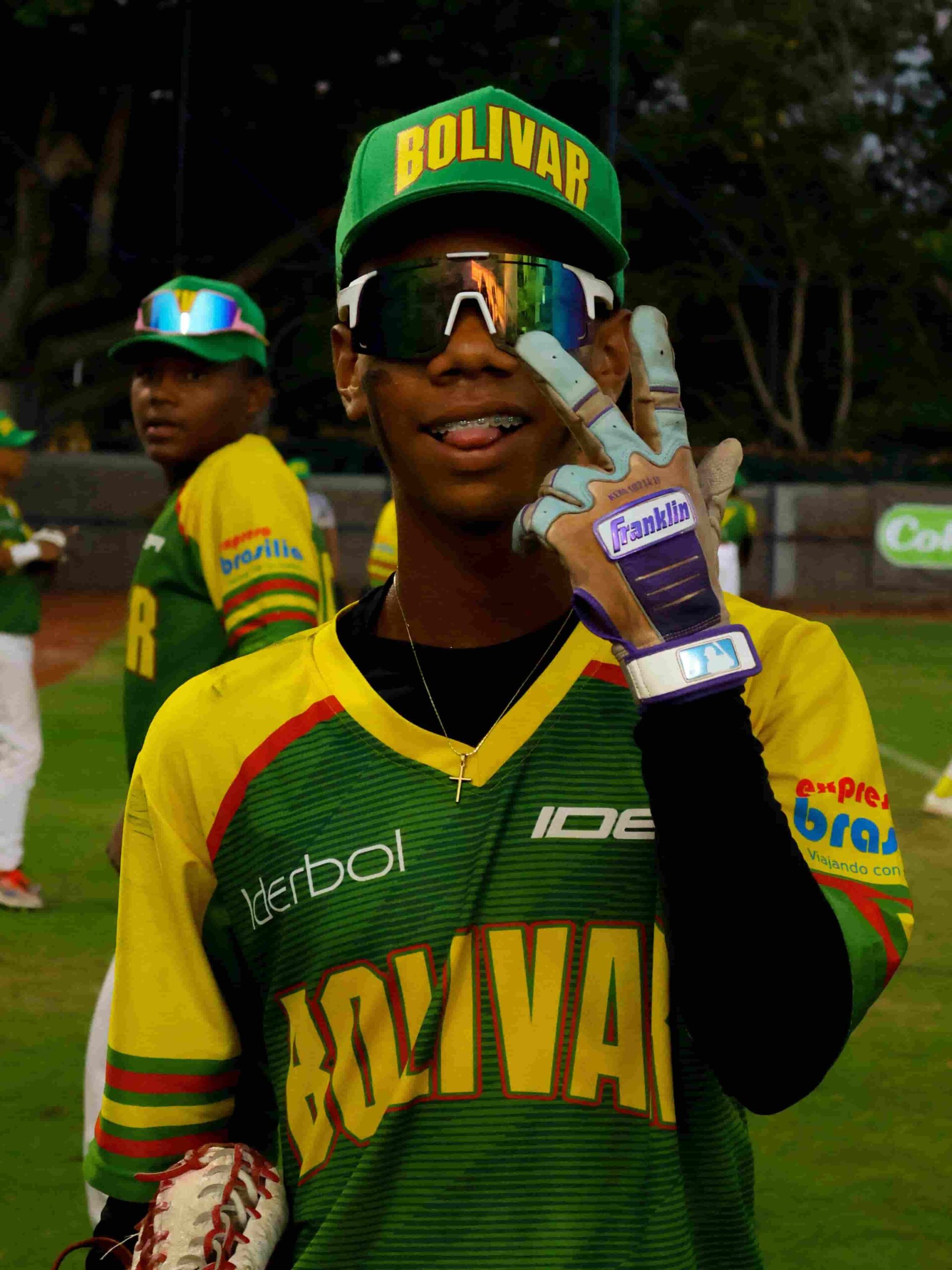Pelotero de Bolívar feliz por la victoria final.