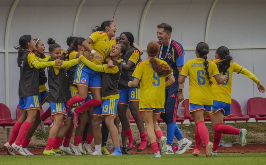 Las integrantes de la Selección Colombia Sub 15 el celebran triunfo.