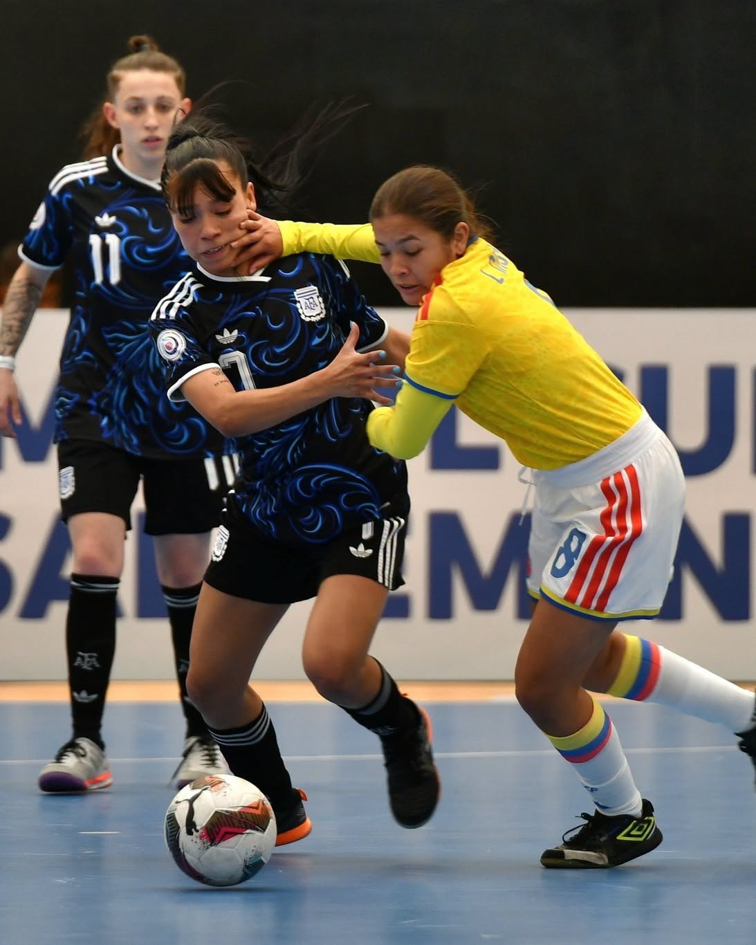 Jugadoras de Argentina y Colombia disputan un balón.