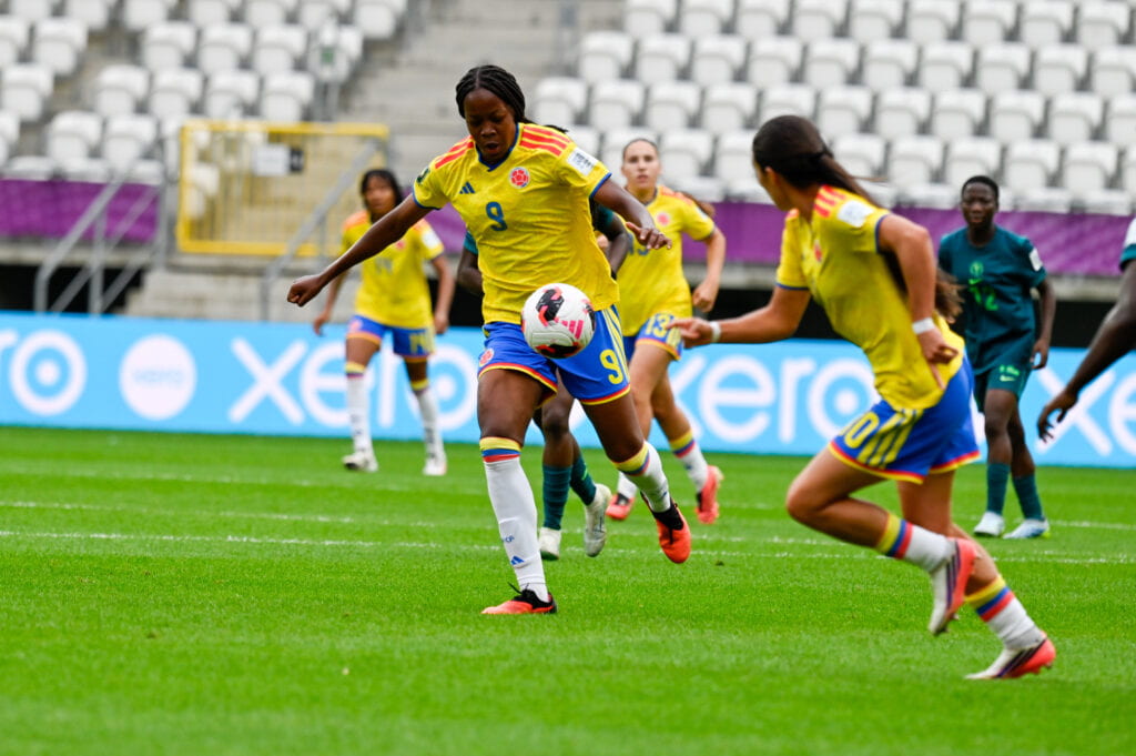 Colombia y Nigeria disputan un balón.