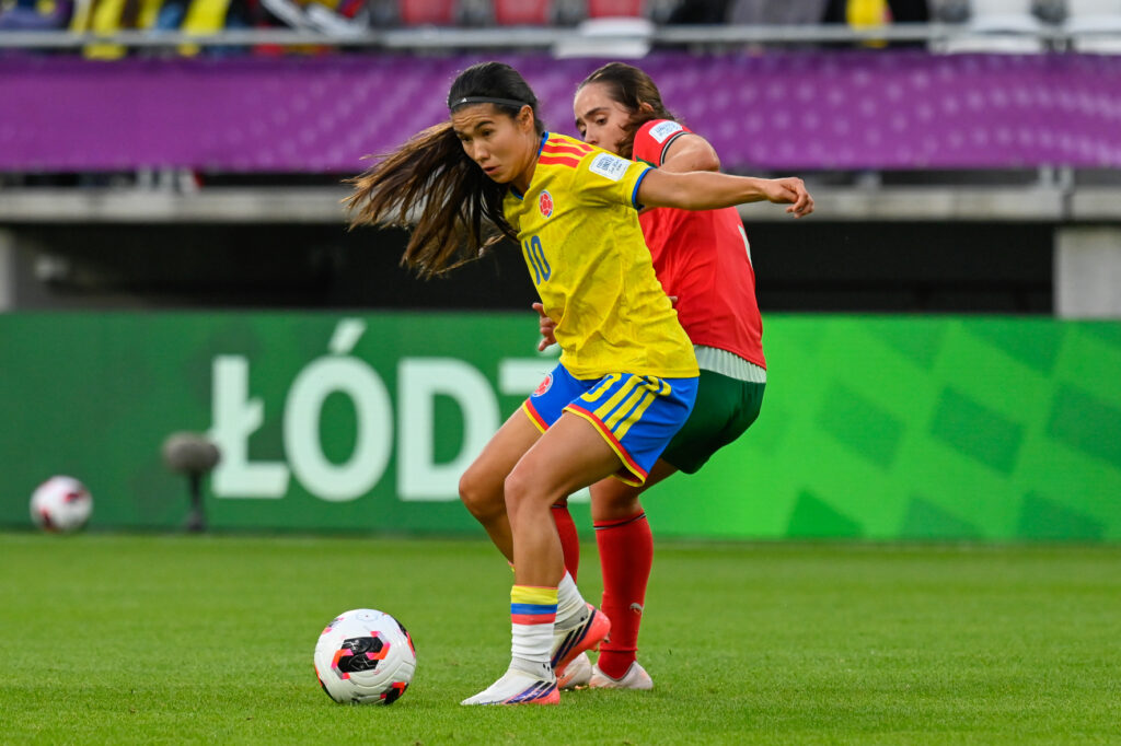 jugadoras de ambos seleccionados disputan un balón.