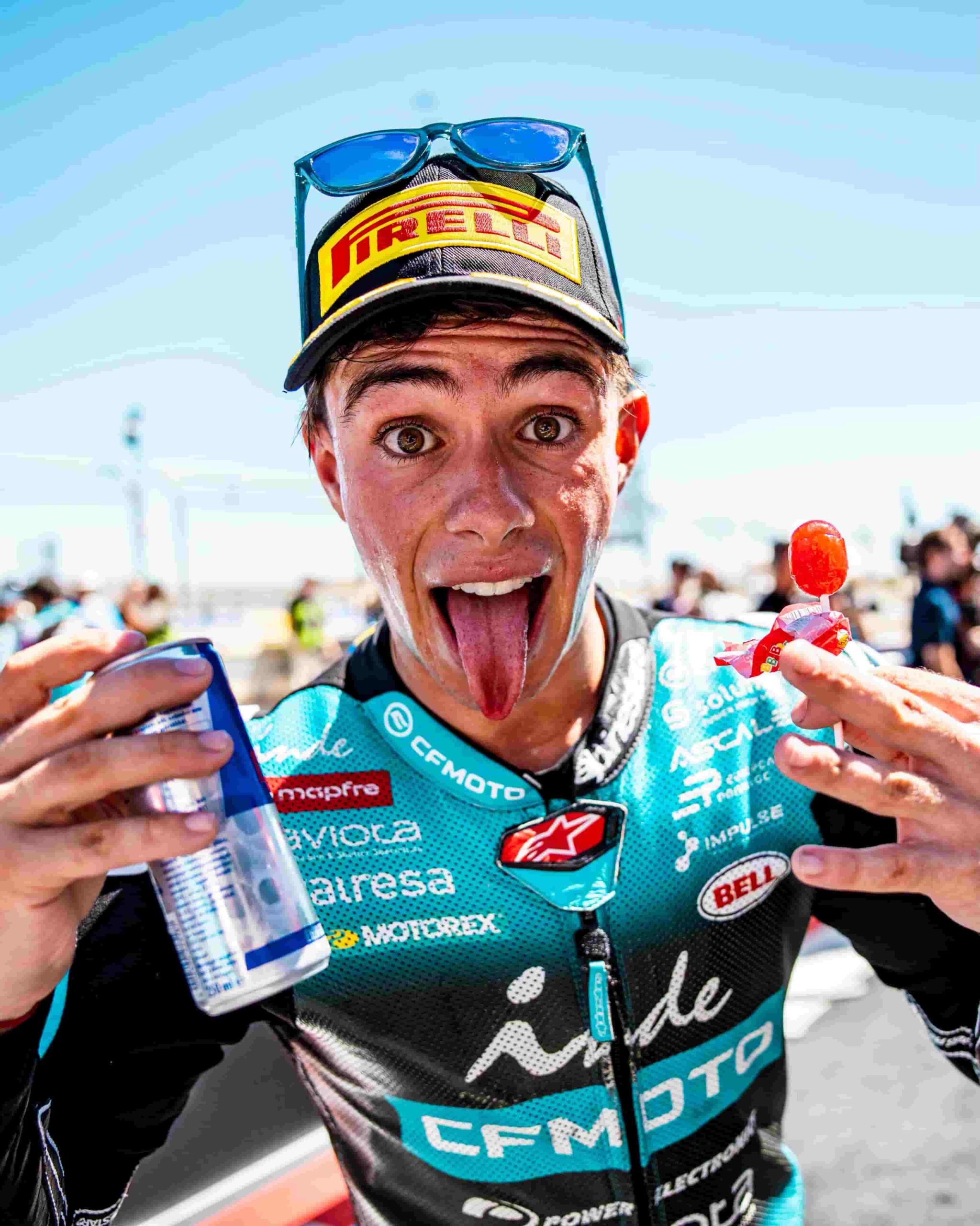 David Alonso saca la lengua a la cámara, feliz por estar en el podio.
