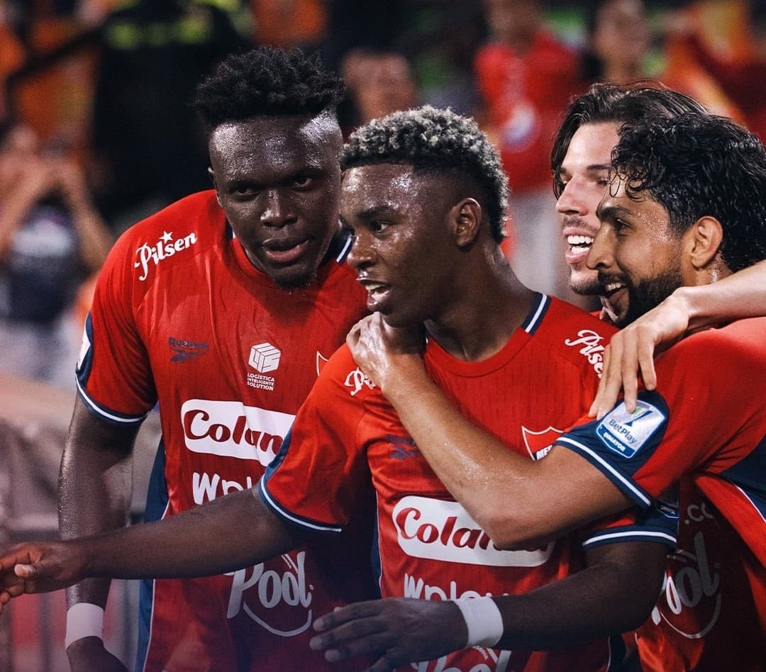 Jugadores del DIM celebran un gol.