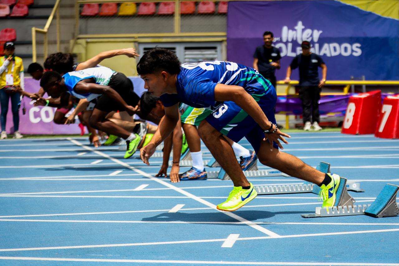 Atletas juveniles en arranque de una prueba de atletismo.