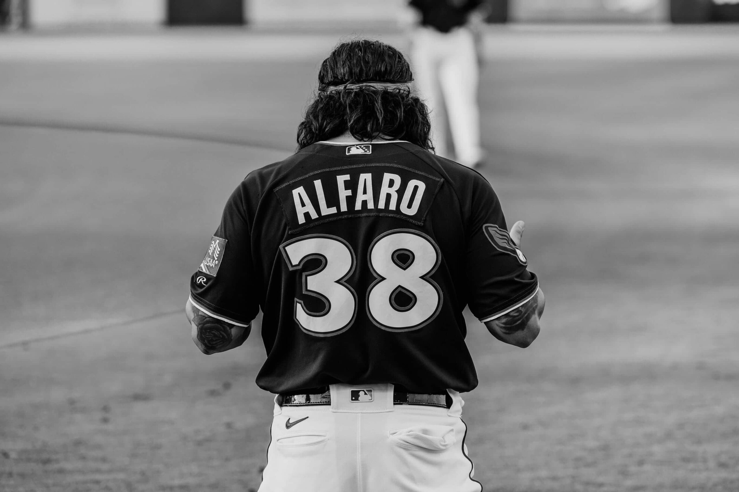Jorge Alfaro arrodillado de espalda orando a Dios.