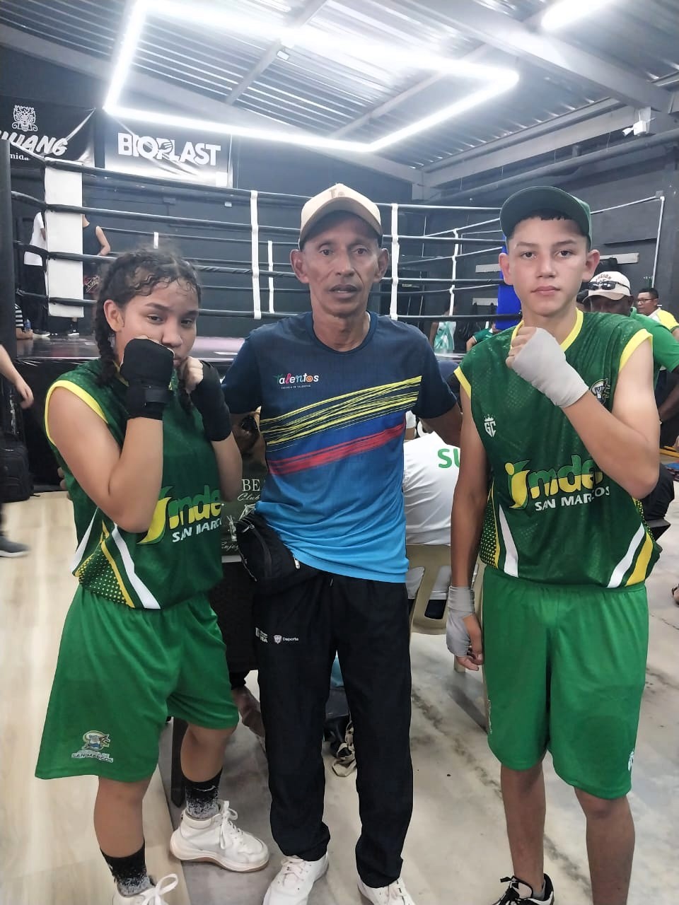 Dayana Molina e Isaac Guerra con el entrenador Danilo Vergara.