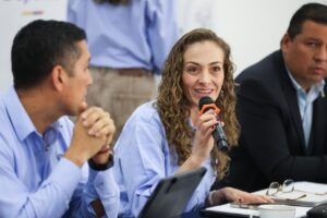 Nueva ministra del deporte con el micrófono.