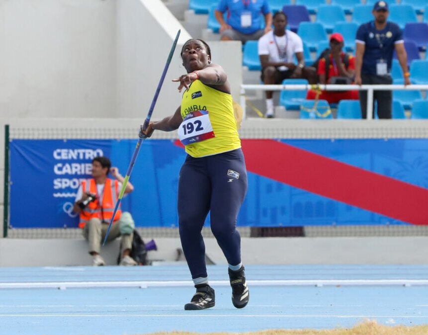Una atleta colombiana hace un lanzamiento de la jabalina.