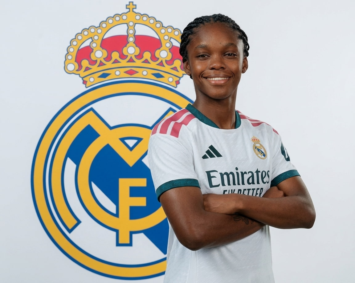 Linda Caicedo sonríe para la foto con el escudo de Real Madrid de fondo.