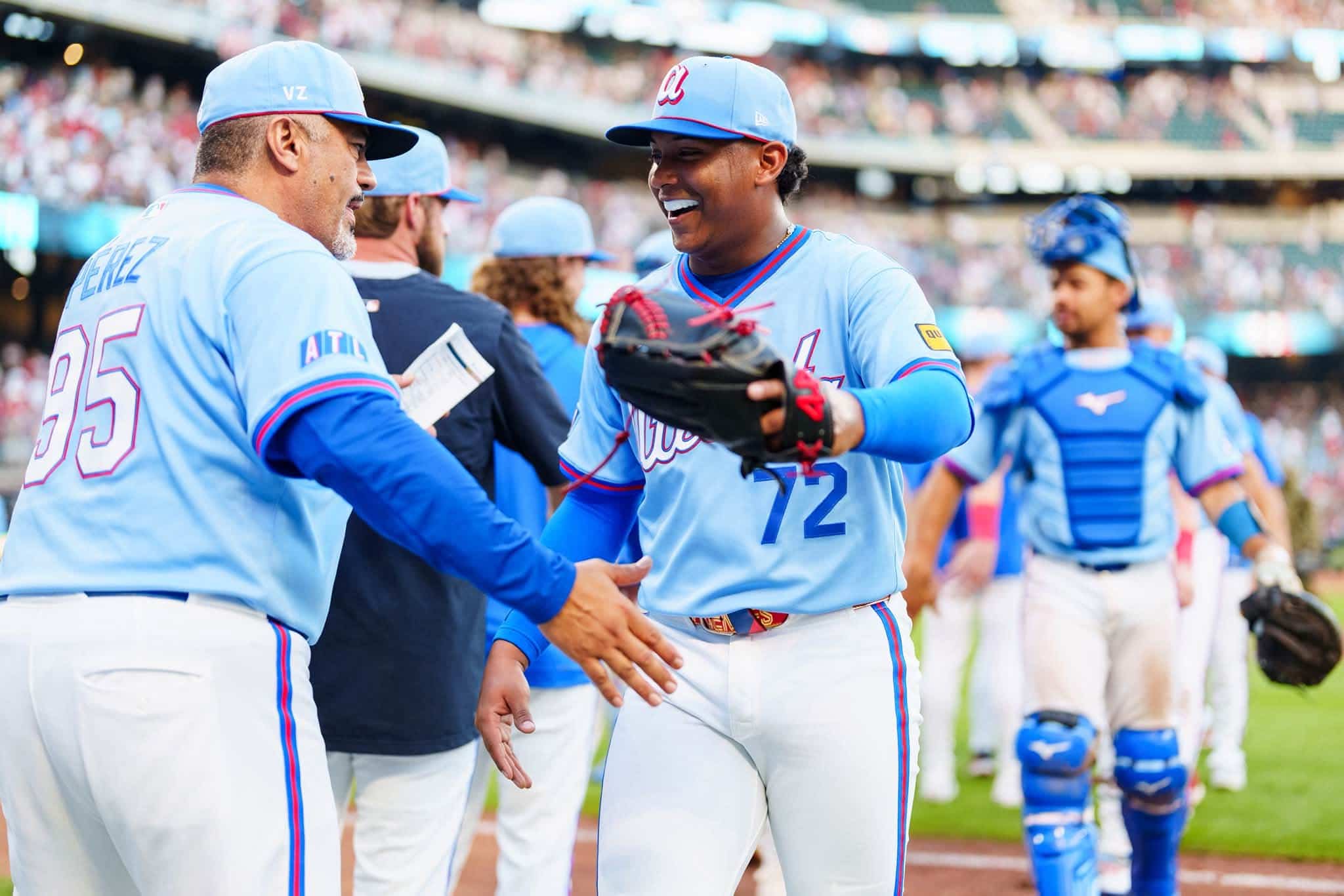 Didier Fuentes saluda sonriente a su manager