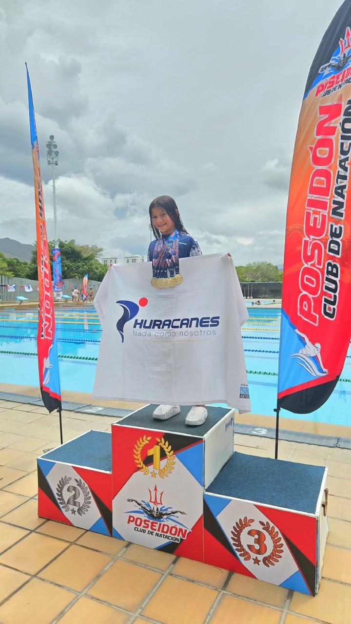 Mariana Arroyave sobre el cajón del primer lugar del podio.
