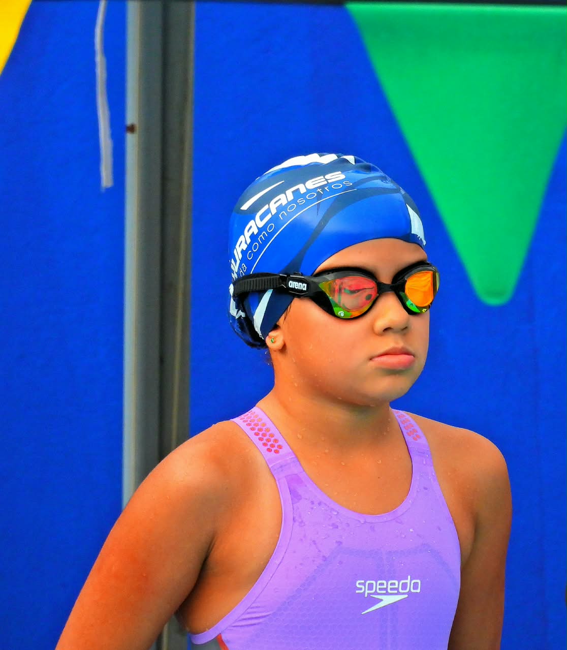 Mariana Arroyave mira fijamente la piscina