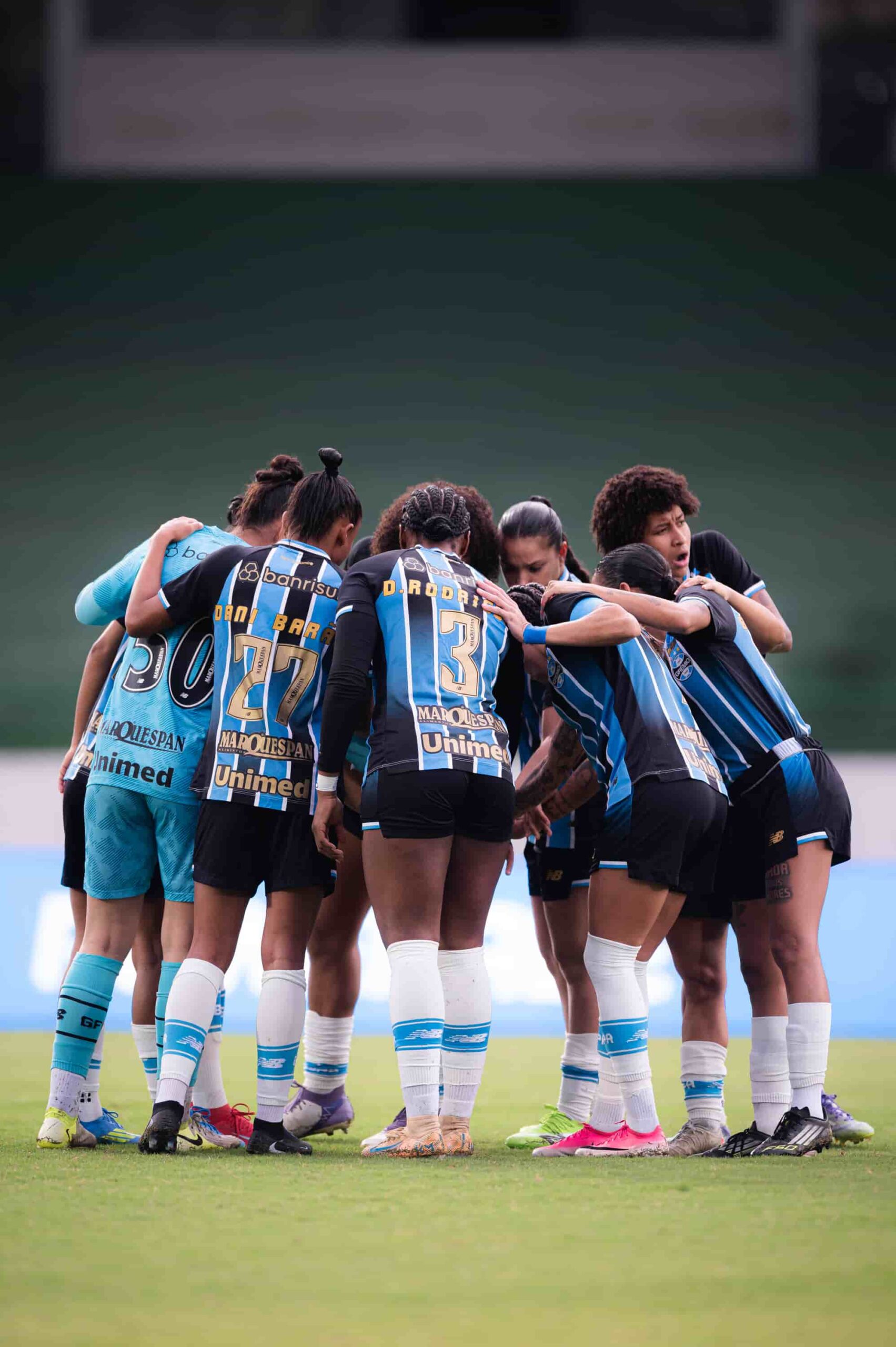 El equipo Gremio dándose animo en reunión en el campo.
