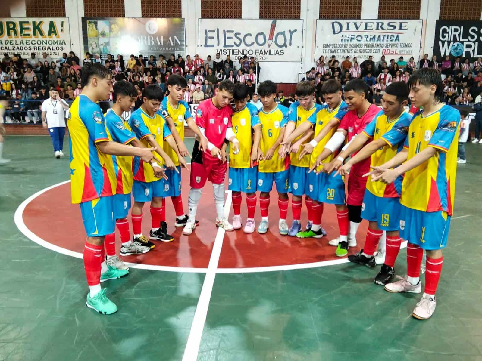 Equipo de Colombia reunido en el centro de la cancha celebrando.