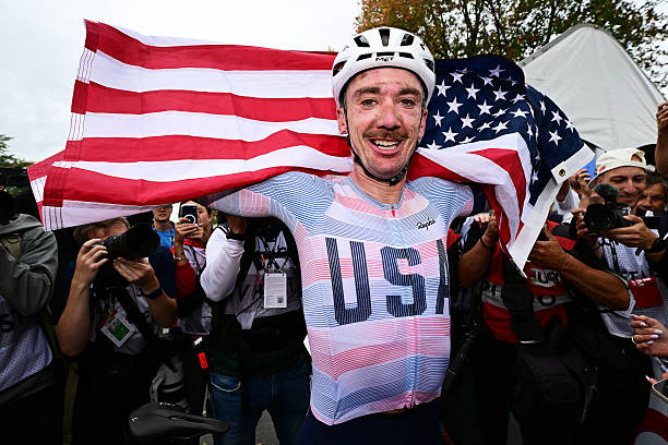 Brandon McNulty con la bandera de Estados Unidos.