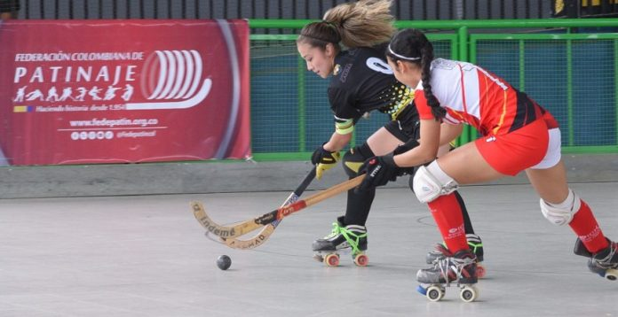 Acciones de un partido de hockey femenino.