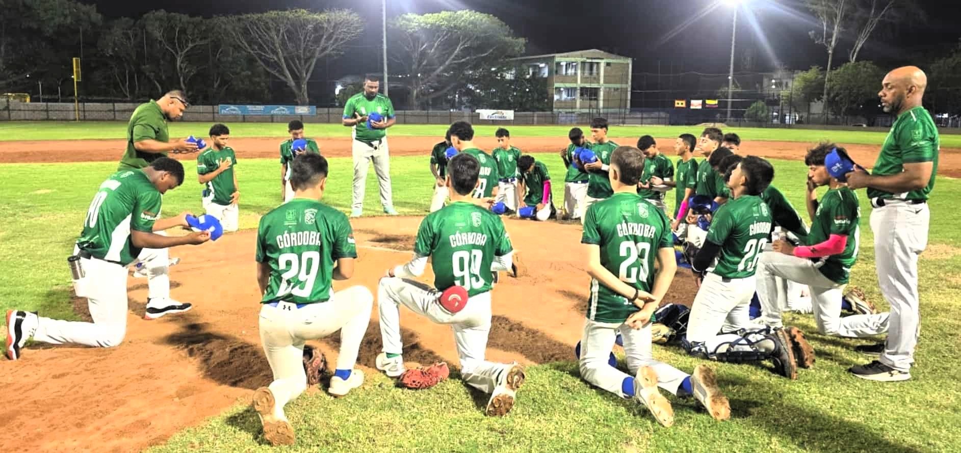 Los jugadores de Córdoba hacen una ronda arrodillados orando.