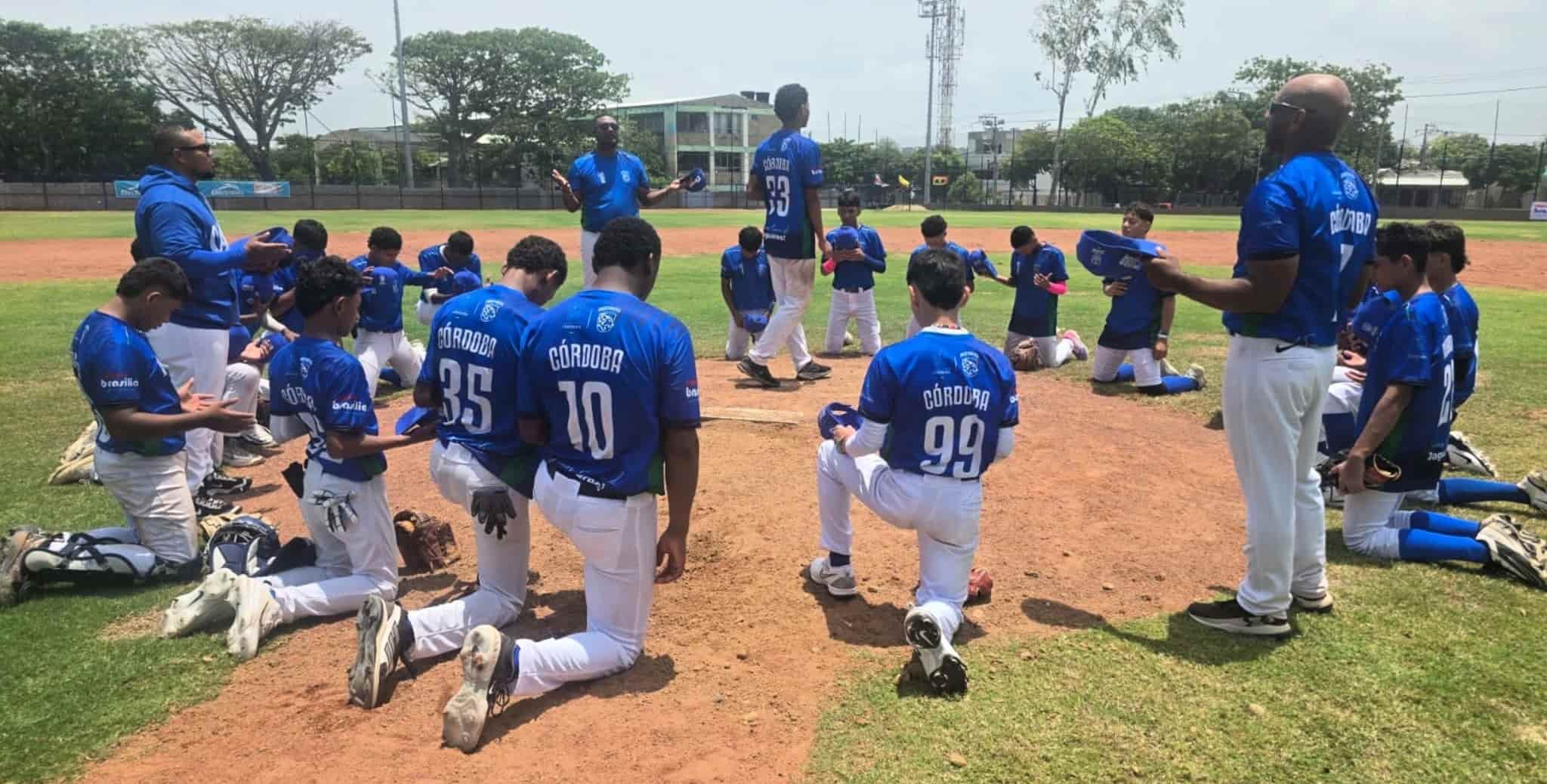 Equipo de Córdoba orando en el terreno de juego