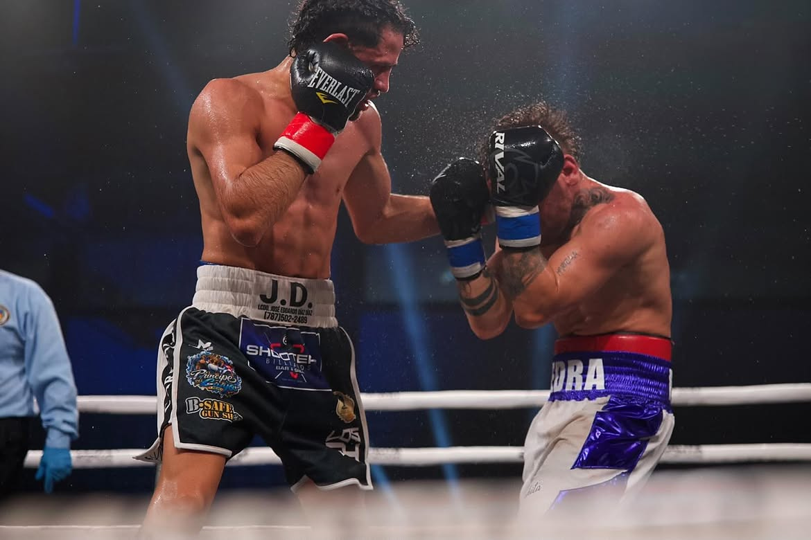 Kevin Piedrahita, boxeador colombiano y Ángel Carranza, en plena pelea.